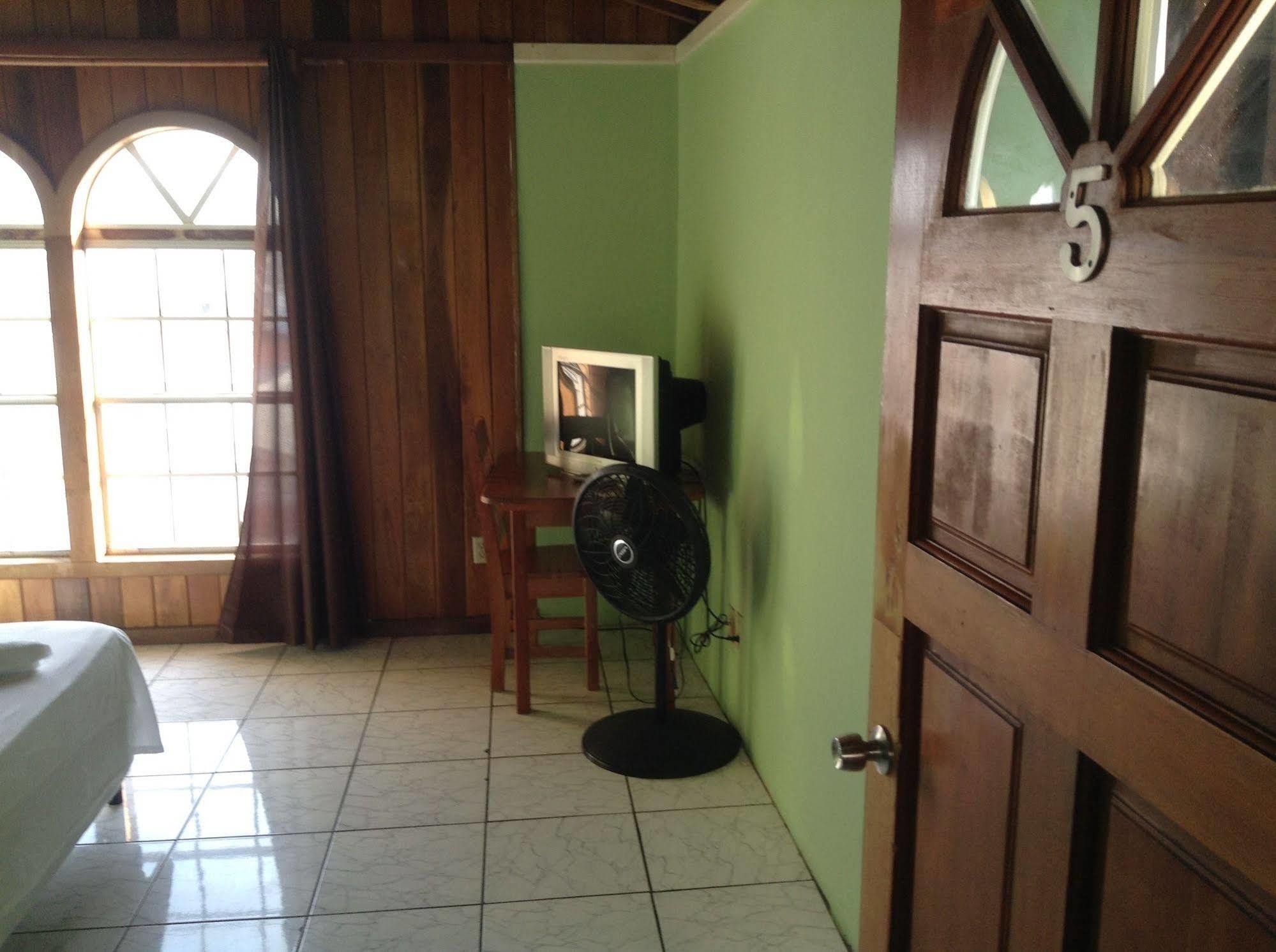 Amelia Guest House San Pedro  Exterior foto